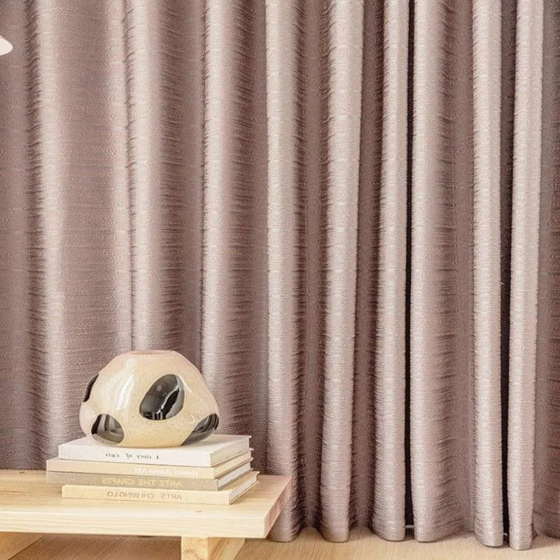 Rideau élégant dans un intérieur moderne avec décoration en céramique sur une étagère en bois clair. Design contemporain idéal pour une ambiance chaleureuse et sophistiquée. Parfait pour embellir votre salon ou chambre avec une touche de raffinement.