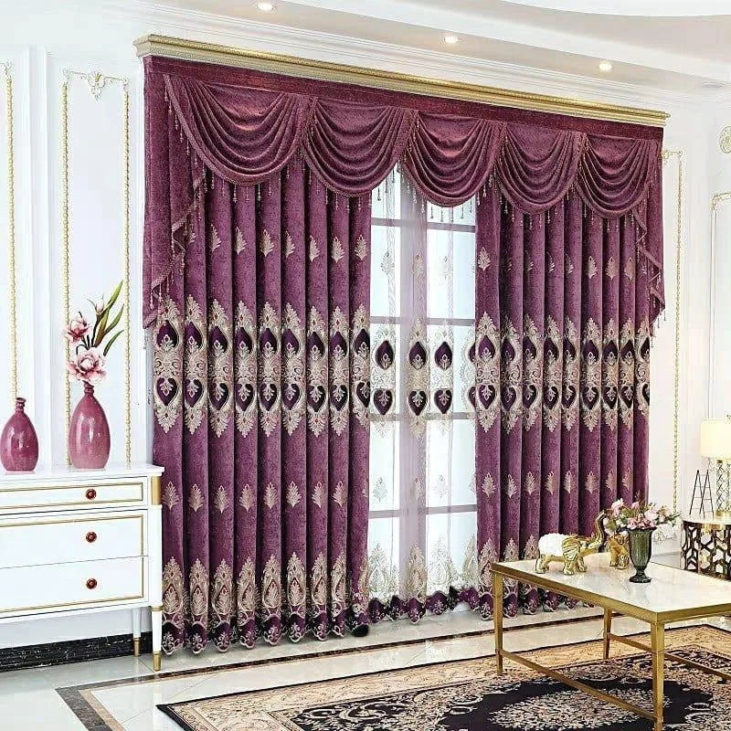 Rideaux élégants pour salon, de couleur prune avec motifs baroques dorés, encadrant une fenêtre. Décoration intérieure chic avec un meuble blanc, vases assortis et table basse. Accessoires décoratifs raffinés complètent l'ensemble.
