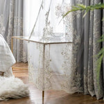 Rideaux élégants avec broderies florales, idéaux pour apporter une touche de sophistication à votre salon. Design raffiné qui laisse entrer la lumière tout en préservant l'intimité. Parfait pour une décoration intérieure moderne et chic. Convient à toutes les pièces de la maison, ces rideaux ajoutent un charme et une ambiance apaisante aux espaces de vie.