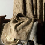 Plaid élégant beige aux motifs géométriques, idéal pour sublimer la décoration de votre salon. Son design raffiné et ses nuances naturelles apporteront une touche de chic et de chaleur à votre intérieur. Accessoire parfait pour rehausser un canapé ou un fauteuil.