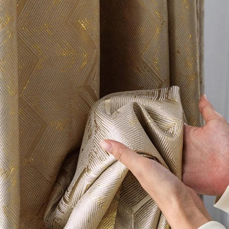 Rideaux élégants avec motif géométrique doré, apportent une touche de sophistication à votre intérieur. Parfait pour salon ou chambre, ces rideaux décoratifs créent une atmosphère chaleureuse et accueillante. Leur design moderne s'harmonise avec divers styles de décoration.