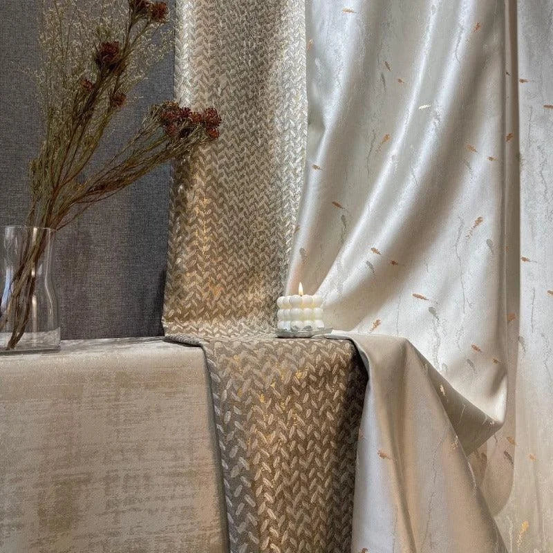 Les tissus élégants et raffinés exposés sur cette image apportent une touche de sophistication à n'importe quelle décoration intérieure. Avec leurs motifs subtils et leurs couleurs apaisantes, ces tissus sont parfaits pour créer une ambiance chaleureuse et accueillante dans votre salon ou chambre. Agrémentés d'accessoires décoratifs comme une bougie allumée et des branches séchées dans un vase, ils incarnent l'harmonie parfaite entre style moderne et chic intemporel.