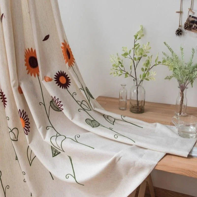 Rideau décoratif avec motifs floraux stylisés, mettant en valeur des fleurs colorées sur fond clair, idéal pour ajouter une touche de fraîcheur et d'élégance à n'importe quelle pièce. Parfait pour habiller les fenêtres et compléter la décoration intérieure d'une maison moderne.