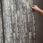 Rideau à motifs modernes gris et marron, idéal pour ajouter une touche élégante et contemporaine à votre intérieur. Ce rideau s'intègre parfaitement dans un salon ou une chambre, offrant une ambiance sophistiquée tout en préservant l'intimité. Sa texture unique et son motif géométrique apportent une dimension artistique à votre décoration.