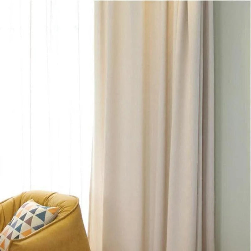 Rideau élégant beige dans un salon lumineux avec fauteuil confortable jaune et coussin à motifs géométriques colorés. Idéal pour une décoration intérieure moderne et chaleureuse. Ambiance conviviale et chic pour une pièce de vie accueillante.