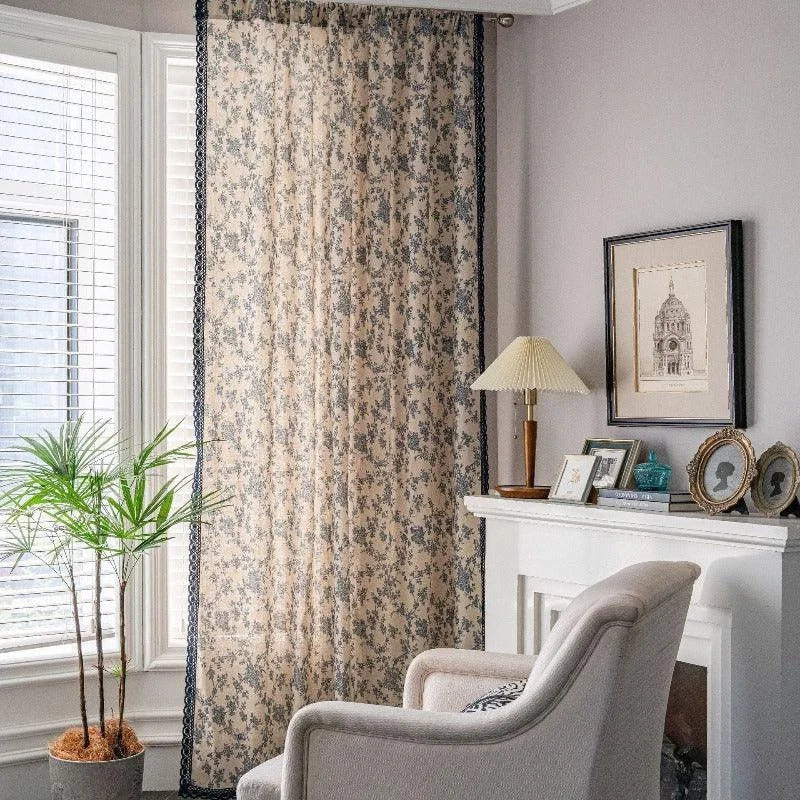 Rideaux élégants à motifs floraux, parfaits pour embellir un salon lumineux. Ces tentures ajoutent une touche raffinée et cosy à votre intérieur, créant une ambiance accueillante. Idéal pour une décoration classique et chaleureuse, ce produit se marie harmonieusement avec un mobilier chic et des éléments de décoration comme des lampes et cadres artistiques.