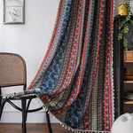 Rideau décoratif à motifs multicolores suspendu dans un intérieur chaleureux. Les bandes verticales ajoutent une touche artistique à la pièce, rehaussant l'esthétique et créant une ambiance accueillante. Idéal pour personnaliser et transformer l’ambiance d’une maison grâce à ses couleurs vibrantes.