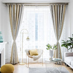 Rideaux élégants et contemporains pour salon lumineux, idéal pour un aménagement intérieur moderne. Transformez votre espace de vie avec ces rideaux aux tons neutres, parfaits pour apporter une touche de sophistication et créer une ambiance chaleureuse. Accessoirisez votre pièce avec des meubles modernes et une lumière naturelle abondante.