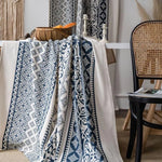 Objet décoratif élégant drapé sur une table, aux motifs géométriques et floraux bleus et blancs. Ses designs raffinés s’intègrent parfaitement dans un intérieur moderne ou classique, ajoutant une touche sophistiquée à votre espace de vie. Parfait pour les amateurs de décoration soignée et originale.