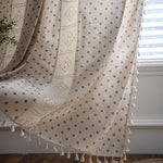 Élégant rideau beige à motifs géométriques et floraux, parfait pour apporter une touche chaleureuse et raffinée à votre intérieur. Idéal pour une décoration de salon ou chambre, il offre une ambiance douce et apaisante grâce à sa couleur neutre et ses motifs délicats. Les franges ajoutent une finition chic et intemporelle.
