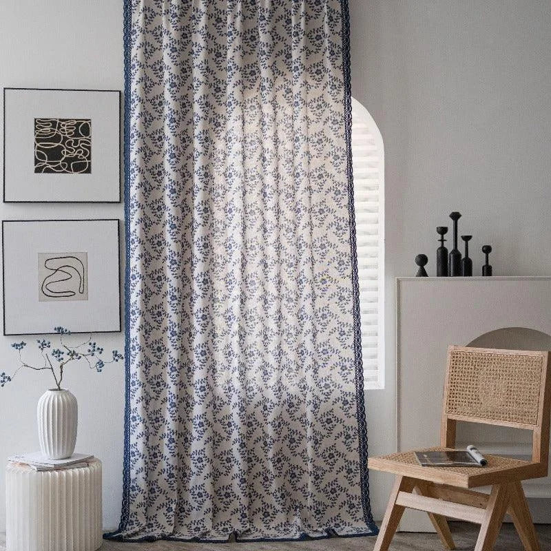 Rideau décoratif élégant avec motif floral bleu, idéal pour ajouter une touche de sophistication à votre intérieur. Parfait pour le salon ou la chambre, ce rideau sublime votre espace avec élégance et style. Accessible et esthétique, il harmonise bien avec divers décors, créant une ambiance chaleureuse et accueillante.