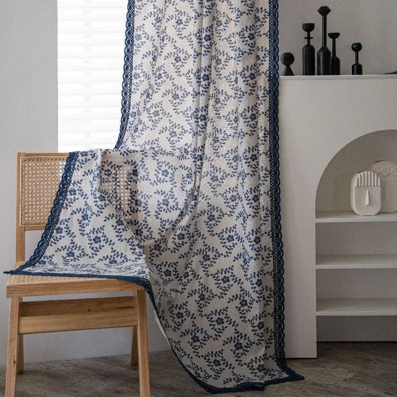 Rideau élégant à motif floral bleu et blanc, idéal pour une décoration intérieure moderne et chic. Accessoire parfait pour apporter une touche de sophistication à votre salon ou chambre à coucher, offrant un équilibre parfait entre style et fonctionnalité. Ajustement facile sur divers types de tringles.