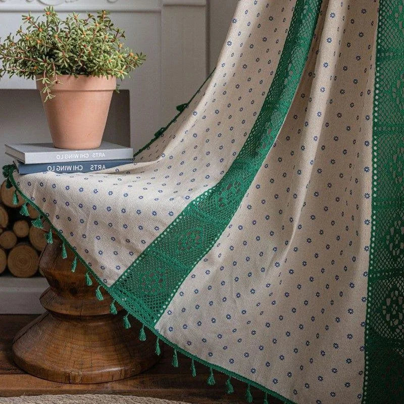 Tenture décorative beige avec motifs floraux bleus, bordée d'une dentelle verte élégante, parfaite pour égayer un salon ou une chambre. Accessoire de décoration intérieure idéal, cette pièce ajoute une touche de charme rustique et un style raffiné à votre espace.
