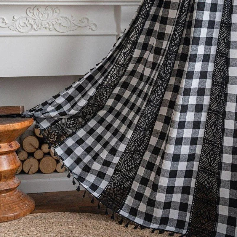 Rideau à carreaux noirs et blancs avec bordure décorative en dentelle, idéal pour une décoration intérieure chic et élégante. Ce rideau ajoute une touche rustique et classique à votre salon ou chambre à coucher tout en offrant un bon filtrage de la lumière. Style intemporel et polyvalent pour sublimer votre espace de vie.