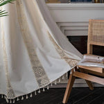 Rideau élégant avec bordure en dentelle pour une décoration intérieure raffinée, idéal pour ajouter une touche de charme classique à votre salon. Parfait pour filtrer la lumière tout en apportant une ambiance accueillante à votre espace de vie.