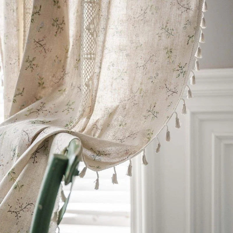 Rideau élégant avec motifs floraux délicats, orné de petites franges décoratives. Idéal pour ajouter une touche de charme à votre intérieur et filtrer doucement la lumière. Convient parfaitement aux salons et chambres pour une ambiance apaisante et naturelle.