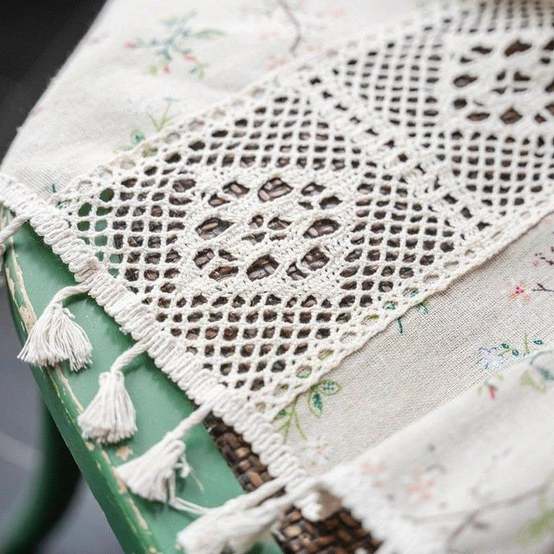 Chemin de table décoratif avec motifs ajourés, parfait pour ajouter une touche élégante à votre décoration intérieure. Idéal pour les repas festifs et occasions spéciales, il s'intègre harmonieusement avec tout style de mobilier grâce à ses détails délicats. Un choix raffiné pour embellir votre salle à manger.