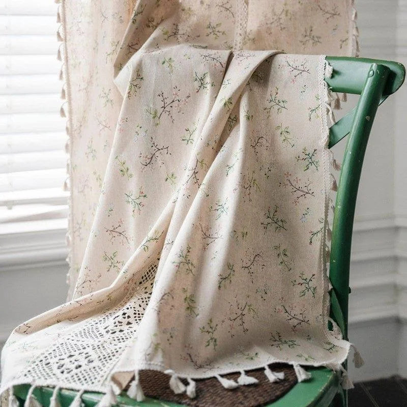 Tissu décoratif à motifs floraux délicats idéal pour une ambiance vintage, drapé sur une chaise verte. Décoration intérieure raffinée, ajoutant une touche naturelle et élégante à votre espace de vie. Style champêtre chic.