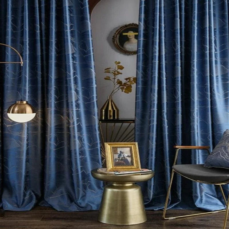 Rideaux bleus élégants avec motifs subtils, décoratifs pour salon moderne. Ambiance chaleureuse avec luminaire doré, table basse ronde assortie, et détails artistiques raffinés. Design intérieur contemporain et chic, idéal pour ajouter une touche sophistiquée à votre espace de vie.
