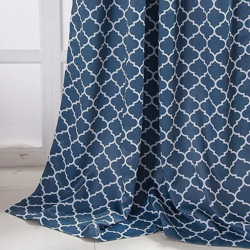Rideau bleu avec motif géométrique de style marocain, idéal pour ajouter une touche élégante à votre intérieur. Parfait pour le salon ou la chambre, ce rideau offre un style chic et moderne tout en filtrant la lumière naturelle pour une ambiance chaleureuse. Son design intemporel et sophistiqué complète harmonieusement divers types de décoration d'intérieur.