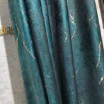 Rideau élégant bleu avec motifs dorés subtils, idéal pour décorer un salon ou une chambre, ajoutant une touche de sophistication et de style à votre intérieur. Parfait pour un aménagement moderne et chic.