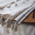 Élégant napperon avec motifs floraux bleus et franges décoratives, idéal pour ajouter une touche de charme à votre table. Accessoire parfait pour les repas festifs ou quotidiens, il sublime votre décoration intérieure.