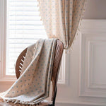 Rideau élégant à motifs floraux bleus, suspendu devant une fenêtre avec lumière naturelle, apportant une touche de confort et de style à votre intérieur. Idéal pour salons ou chambres, accentue la décoration avec une ambiance apaisante et harmonieuse.