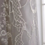 Rideau décoratif avec motifs floraux délicats, parfait pour ajouter une touche élégante à toute pièce. Ce design raffiné intègre un style classique et intemporel, idéal pour une décoration intérieure sophistiquée. Ajoutez ce rideau à votre salon ou chambre pour créer une ambiance accueillante et charmante. Accessoire indispensable pour embellir vos fenêtres avec grâce et subtilité.