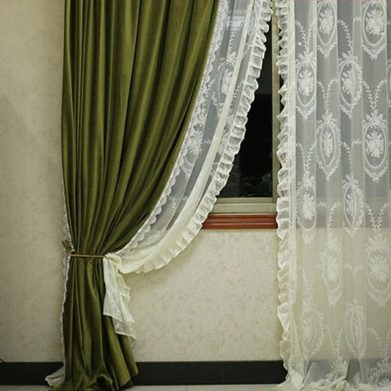 Rideaux élégants pour salon, combinant un design classique avec des motifs décoratifs. Une touche de sophistication et d'intimité pour vos espaces intérieurs, parfaite pour les fenêtres de maison. Disponible en plusieurs dimensions pour s'adapter à toutes les pièces.