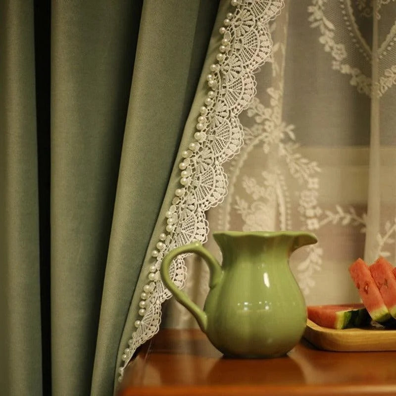 Rideau élégant vert avec bordure en dentelle perlée, idéal pour une décoration intérieure raffinée. Place sur un meuble en bois, accompagnée d'une carafe verte et de morceaux de pastèque fraîche. Ambiance chaleureuse et accueillante pour un salon ou une salle à manger. Parfait pour ajouter une touche de sophistication et de charme à votre espace.