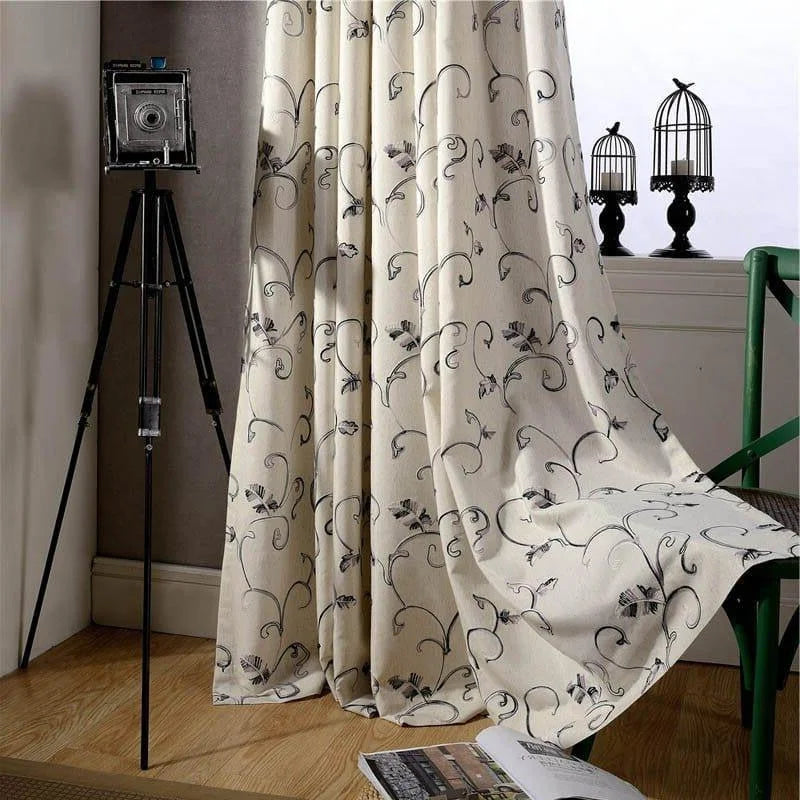 Rideau élégant avec motifs floraux noirs pour salon moderne, ajoutant une touche décorative chic à votre intérieur. Ce rideau est parfait pour créer une ambiance chaleureuse et accueillante tout en préservant l'intimité. Idéal pour un style contemporain, il se marie bien avec divers éléments de décoration. Accessoire incontournable pour habiller vos fenêtres avec raffinement.