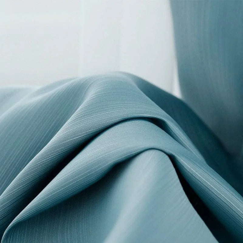 Image d'un tissu bleu élégant avec une texture raffinée, parfait pour la décoration intérieure moderne. Cette étoffe versatile s'adapte à divers styles d'aménagement, ajoutant une touche de sophistication et de couleur subtile à n'importe quelle pièce. Idéal pour les rideaux, les coussins ou les tentures murales, ce tissu bleu procure une ambiance apaisante et élégante.