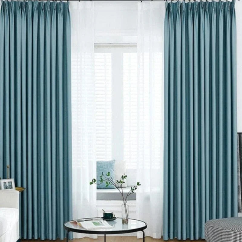 Rideaux élégants bleus pour salon moderne, ajoutant une touche de raffinement et de style. Idéal pour créer une ambiance cosy et chic dans votre intérieur. Découvrez une solution de décoration pratique pour réguler la lumière tout en embellissant votre espace de vie.