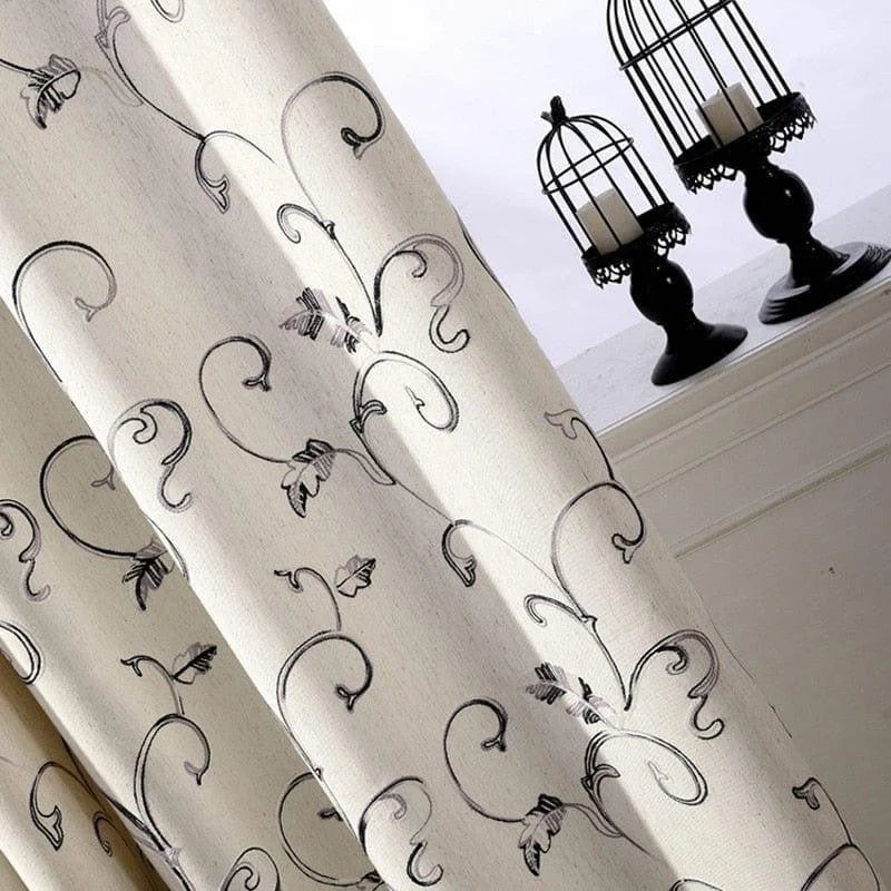Rideau élégant avec motif floral en arabesque, idéal pour sublimer votre salon ou chambre. Harmonisez votre intérieur avec ce design raffiné et apportez une touche sophistiquée à votre décoration. Complément parfait pour des ambiances classiques et contemporaines.