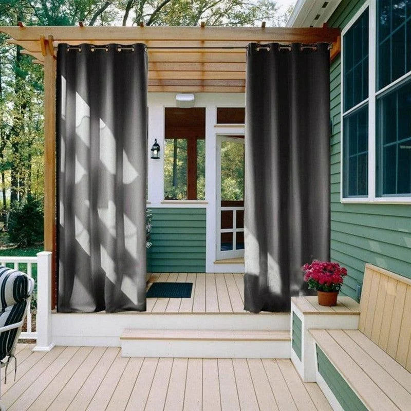Rideaux d'extérieur élégants en gris foncé sur une terrasse en bois, idéal pour créer une ambiance intime et protéger du soleil. Parfait pour les jardins, patios ou vérandas, ces rideaux ajoutent une touche de modernité à votre espace extérieur tout en assurant la confidentialité et le confort. Améliorez votre décor extérieur avec ces rideaux pratiques et esthétiques.