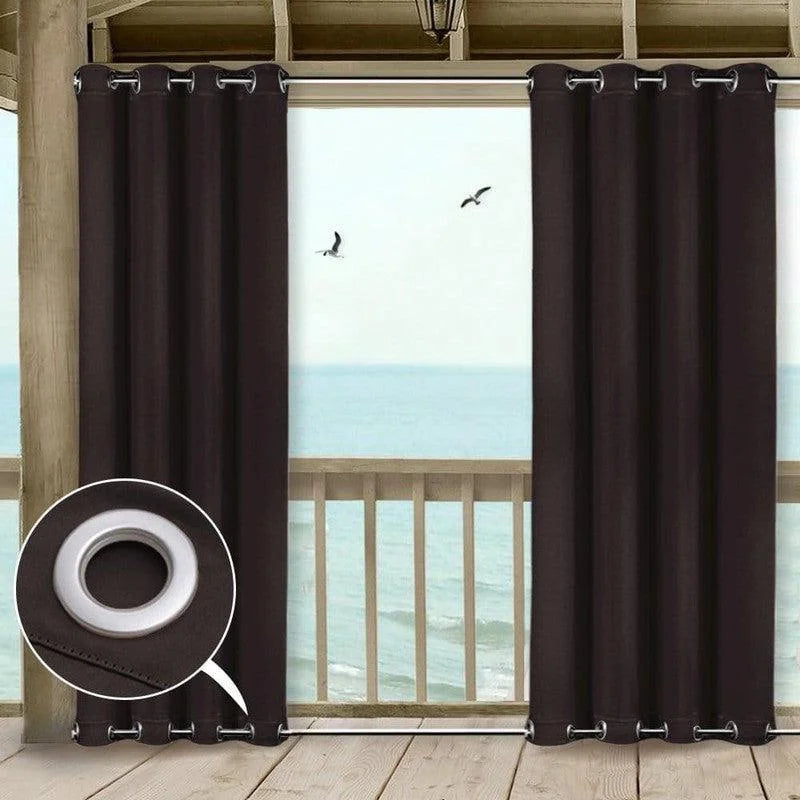 Rideau occultant noir avec œillets métalliques pour patio, idéal pour bloquer la lumière et préserver l'intimité. Design contemporain parfait pour une décoration extérieure, offrant une vue paisible sur la mer depuis la véranda. Résistant aux intempéries, ce rideau ajoute une touche élégante à tout espace extérieur.