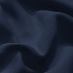 Tissu bleu marine drapé élégant, idéal pour la confection de vêtements chics et intemporels. Parfait pour des créations sur mesure ou des tenues sophistiquées.