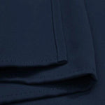 Image d'un tissu bleu marine plié, idéal pour les créations vestimentaires élégantes. Découvrez le style et la sophistication que ce tissu peut apporter à votre garde-robe. Parfait pour la confection de costumes, vestes ou pantalons. Le bleu foncé est un choix intemporel qui s'adapte à toutes les occasions.