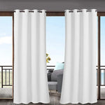 Rideaux occultants blancs pour terrasse, stoppant la lumière indésirable et offrant une intimité optimale, sont parfaits pour les portes-fenêtres. Améliorez votre espace extérieur avec ces rideaux élégants, idéals pour créer une ambiance paisible tout en protégeant contre les rayons du soleil. Conviennent pour balcons et patios modernes.