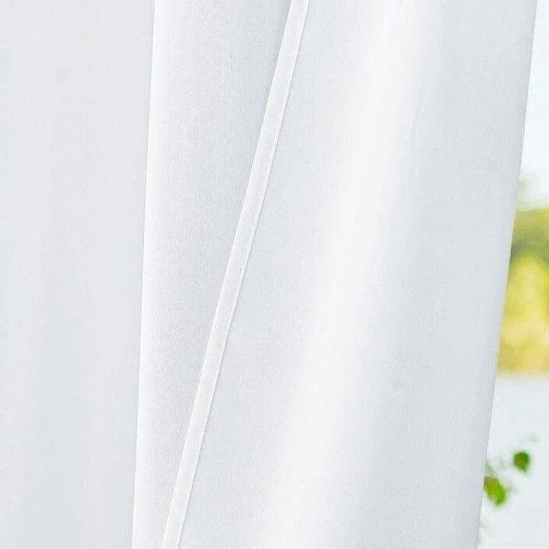 Rideau blanc élégant pour une décoration intérieure moderne, idéal pour tamiser la lumière tout en ajoutant une touche de sophistication à votre espace. Parfait pour le salon, la chambre ou le bureau.