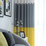 Rideau moderne gris et jaune pour salon, décoration intérieure élégante avec couleurs contrastantes, parfait pour créer une ambiance chaleureuse et contemporaine. Accessoire design pour sublimer votre espace de vie. Idéal pour assortir avec un canapé et des éléments décoratifs en harmonie.