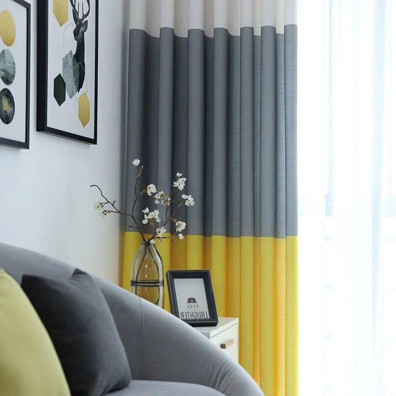 Rideau moderne gris et jaune pour salon, décoration intérieure élégante avec couleurs contrastantes, parfait pour créer une ambiance chaleureuse et contemporaine. Accessoire design pour sublimer votre espace de vie. Idéal pour assortir avec un canapé et des éléments décoratifs en harmonie.