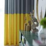 Rideaux modernes bicolores gris et jaune, idéaux pour ajouter une touche de couleur et de style à votre salon ou chambre à coucher. Design contemporain parfait pour personnaliser votre intérieur et créer une ambiance chaleureuse et accueillante.