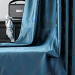 Rideau bleu élégant avec motifs géométriques, idéal pour une décoration intérieure moderne. Parfait pour ajouter une touche de sophistication à votre salon ou chambre. Effet chic et contemporain.