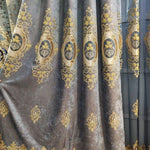 Rideau élégant avec motifs dorés détaillés, parfait pour ajouter une touche de luxe à votre intérieur. Ce design raffiné et sophistiqué transforme instantanément l'apparence d'une pièce, offrant une ambiance royale et élégante. Idéal pour les salons, chambres ou toute autre pièce nécessitant une décoration majestueuse.