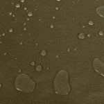 Surface imperméable avec des gouttes d'eau, démontrant l'efficacité de la résistance à l'humidité; couleur marron. Idéal pour les vêtements ou accessoires de plein air.