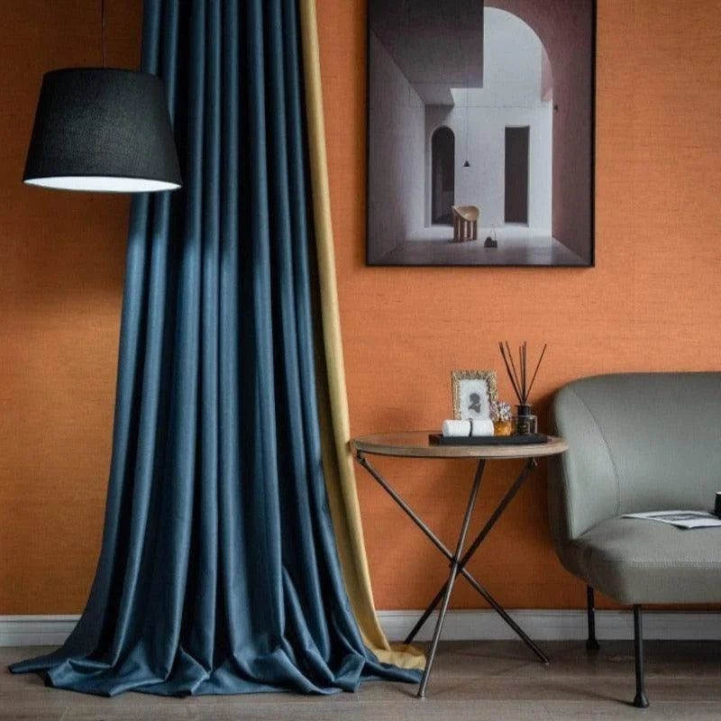 <p>Rideau bleu élégant dans un salon moderne avec mur orange. Parfait pour ajouter une touche de sophistication et de couleur à votre intérieur. Complément idéal pour les décorations contemporaines.</p>