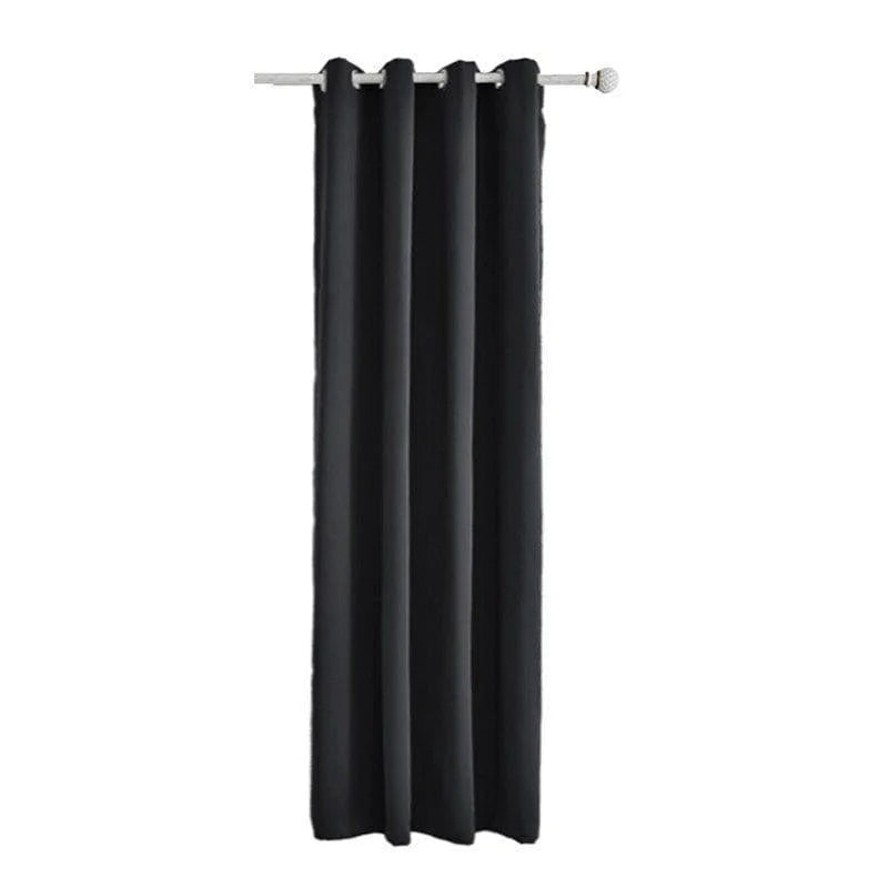 Rideau occultant noir avec œillets, élégant et moderne, idéal pour bloquer la lumière et garantir une intimité totale dans la chambre ou le salon, parfait pour une décoration intérieure contemporaine.