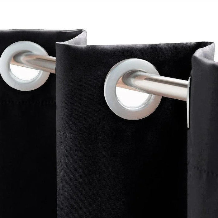 Rideau occultant noir avec œillets ronds, parfait pour une installation facile et rapide sur une tringle. Idéal pour bloquer la lumière du jour et créer une ambiance intimiste dans n'importe quelle pièce. Solution élégante pour les chambres à coucher ou les salons.