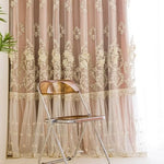 Rideaux élégants brodés avec motifs floraux, ajoutant une touche de sophistication à votre intérieur. Idéal pour un salon raffiné ou une chambre chic. Le design raffiné et les détails délicats créent une ambiance chaleureuse et accueillante, parfaits pour transformer votre espace de vie.